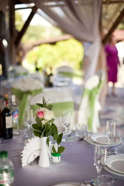 Bloem en kaars decoratie voor een bruiloft — Stockfoto