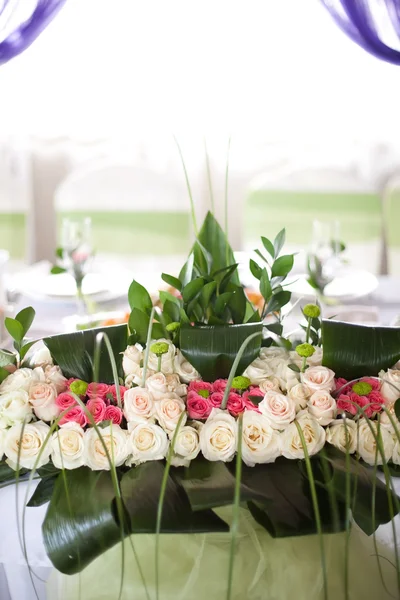 Blumen und Kerzenschmuck für eine Hochzeit — Stockfoto