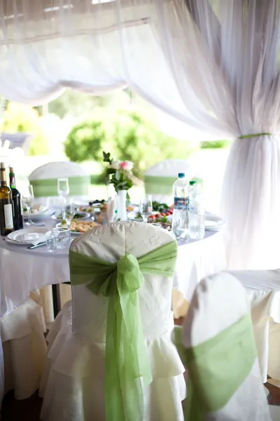 Hermosa silla de boda y mesa para cenar bien en outd —  Fotos de Stock