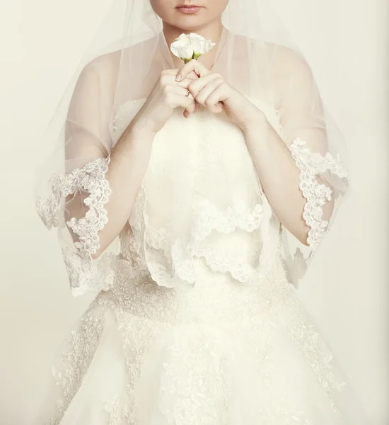 Zoete romantische bruid in witte kant — Stockfoto