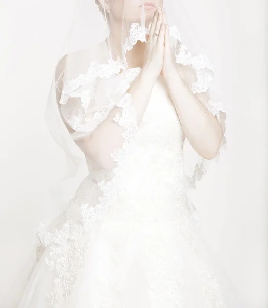 穿着白色花边的新娘 — 图库照片