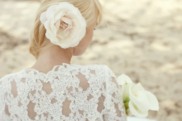 Zoete romantische bruid in witte kant — Stockfoto