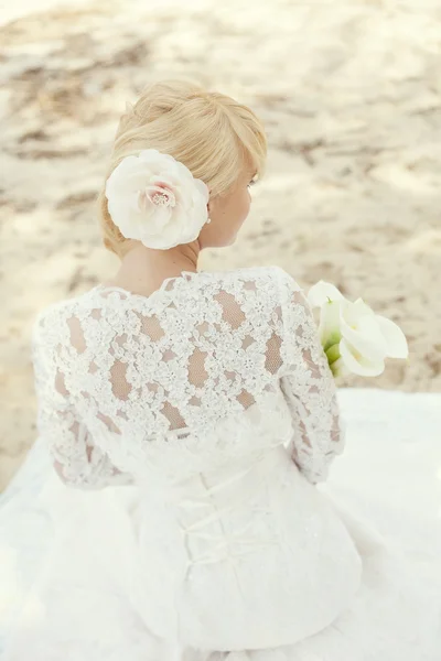 Сладкая романтическая невеста в белом кружеве — стоковое фото
