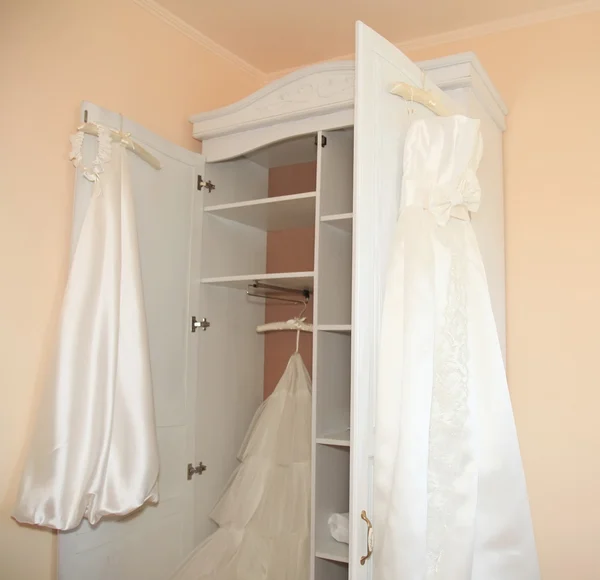 Vestido de novia en la habitación — Foto de Stock