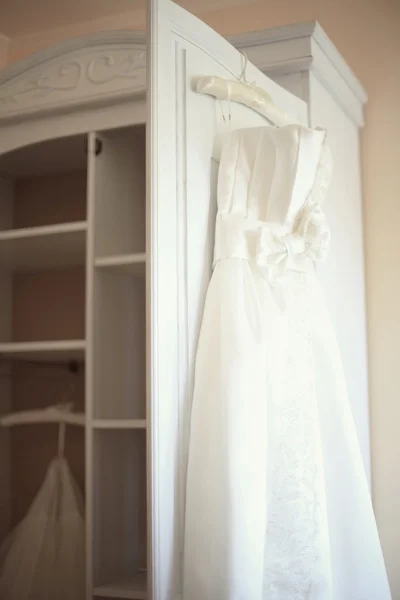 Suknia ślubna w pokoju — Zdjęcie stockowe