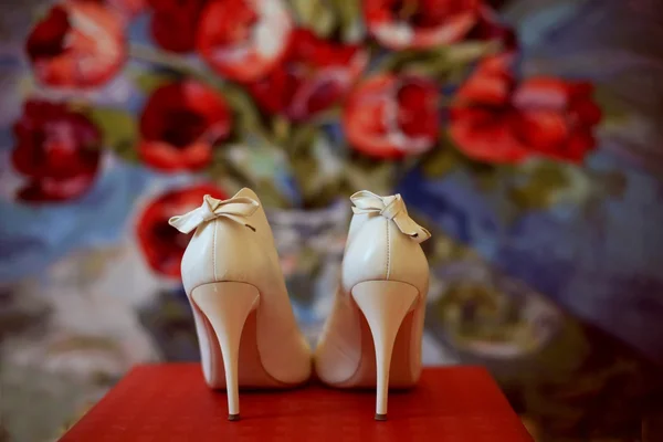 Witte bruiloft schoenen bruid — Stockfoto