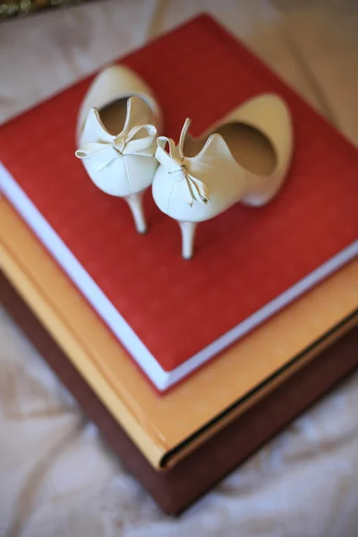 Невеста свадебные туфли — стоковое фото