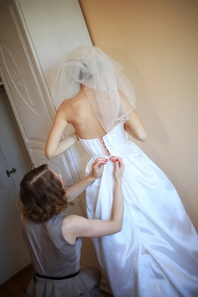 Bruid te binden het korset — Stockfoto