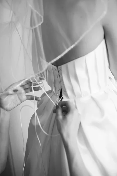 领带束腰的新娘 — 图库照片