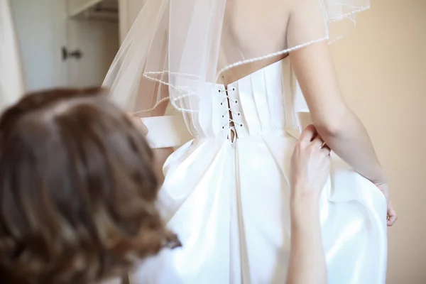 Bride to tie the corset — Stock Photo, Image