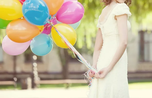 Menyasszony a kezükben színes léggömbök — Stock Fotó