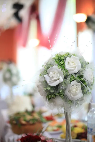 Bloemendecoratie voor een bruiloft — Stockfoto