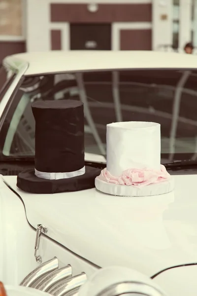 Chapeaux de mariage comme décoration sur une voiture — Photo