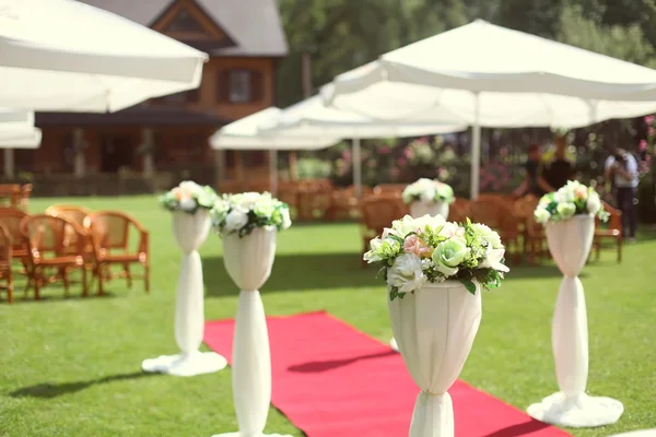 Bloemendecoratie voor een bruiloft — Stockfoto