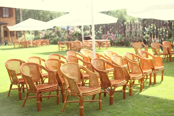 Düğün sandalye ve iyi açık havada yemek için — Stok fotoğraf