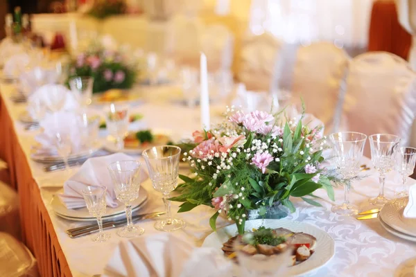 Blumen und Kerzenschmuck für eine Hochzeit — Stockfoto
