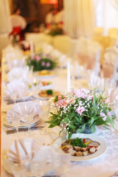 Blomma och ljus inredning för ett bröllop — Stockfoto