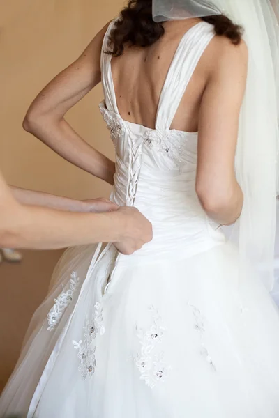 Невеста завяжет корсет — стоковое фото
