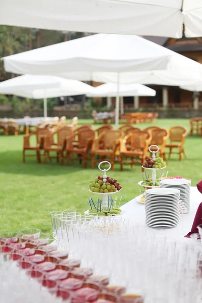 Buffet de bodas con fruta en la mesa —  Fotos de Stock
