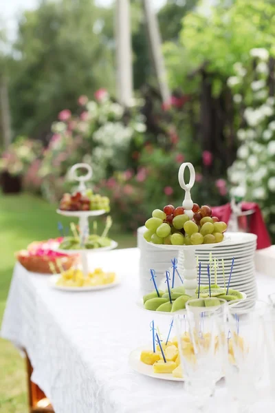 Шведский стол с фруктами на столе — стоковое фото
