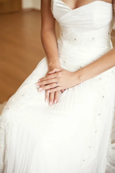 Handen van de bruid met een ring — Stockfoto