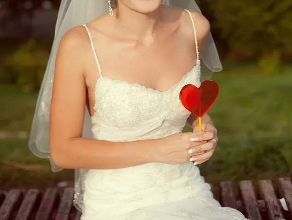 Sposa con un cuore rosso in mano — Foto Stock