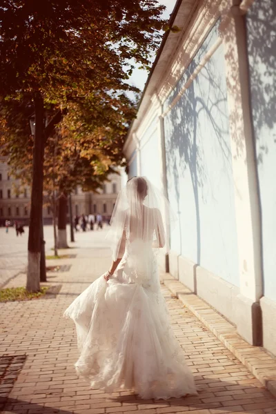 Panna młoda w białej sukni, w mieście — Zdjęcie stockowe