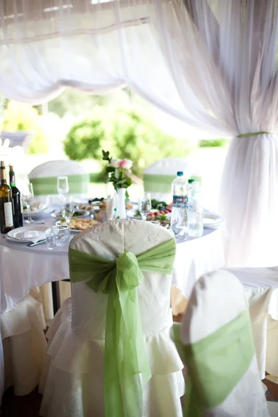Linda cadeira de casamento e mesa para refeições finas em outd Fotografias De Stock Royalty-Free