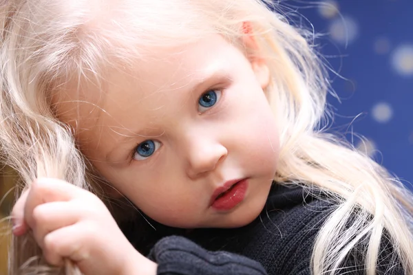 Porträtt av en liten flicka för barn — Stockfoto