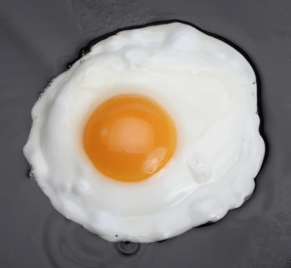 Смажені яйця на чорному — стокове фото