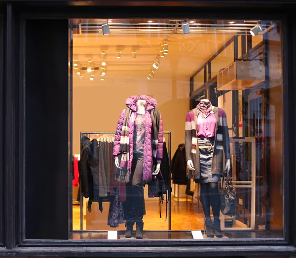 Janela boutique com manequins vestidos — Fotografia de Stock