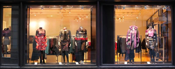 Boutique venster met gekleed mannequins — Stockfoto