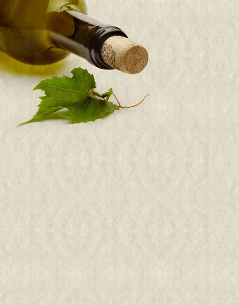Текстурированный фон с винной бутылкой и виноградным листом — стоковое фото