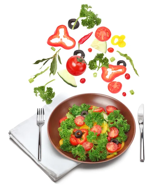 Düşen sebze ve taze salata — Stok fotoğraf