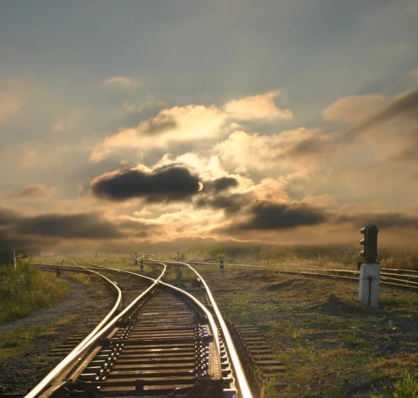 Вечерний пейзаж с железнодорожными рельсами — стоковое фото