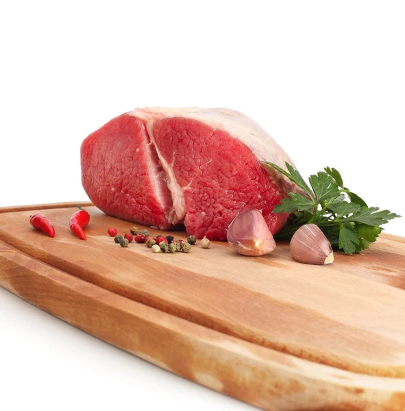Сырое мясо на деревянной доске — стоковое фото