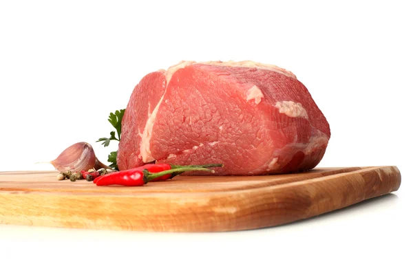 Carne crua a bordo de madeira — Fotografia de Stock