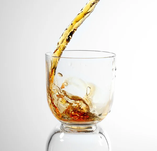 Whisky som hälls i ett glas — Stockfoto