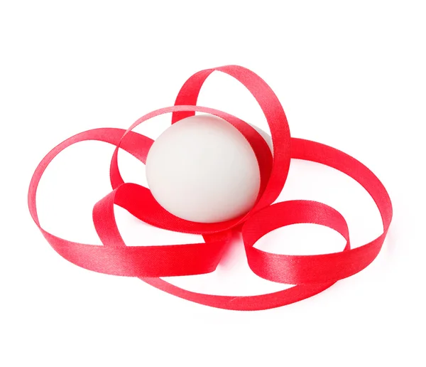 Jajko z czerwoną wstążką — Zdjęcie stockowe