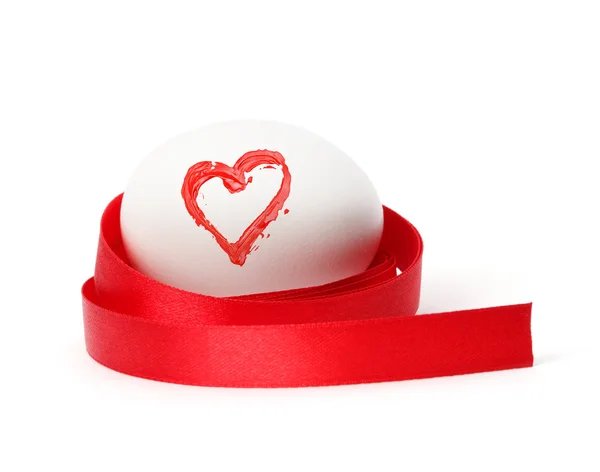 Uovo di Pasqua con vernice al cuore — Foto Stock