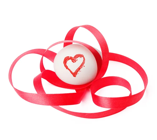 Jajko z czerwoną wstążką i serca — Zdjęcie stockowe