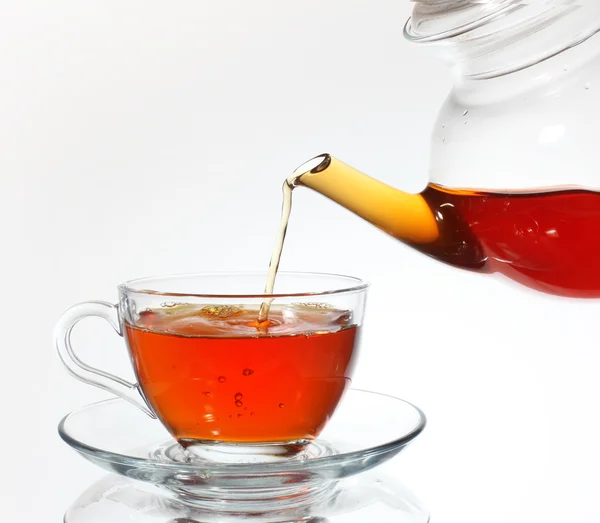 Thee schenken aan een theekopje — Stockfoto