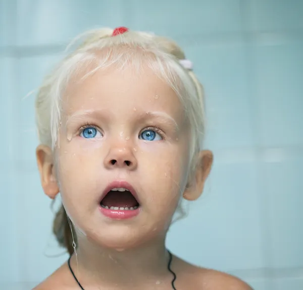 Liten baby barn flicka i badet — Stockfoto