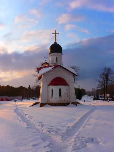 Kościół w zimie na zachodzie słońca — Zdjęcie stockowe