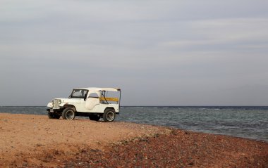 Kumsaldaki eski araba.