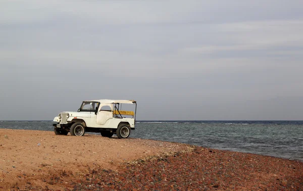 Carro velho na praia — Fotografia de Stock
