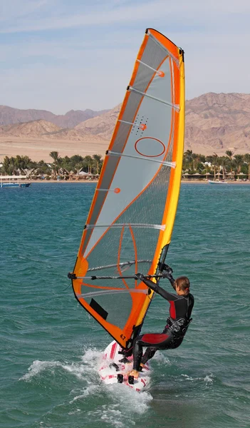 Menina no windsurf, Egito, Dahab — Fotografia de Stock