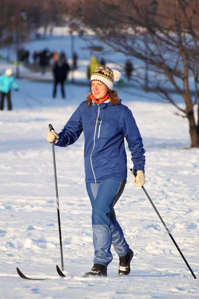 Chica va a esquiar — Foto de Stock