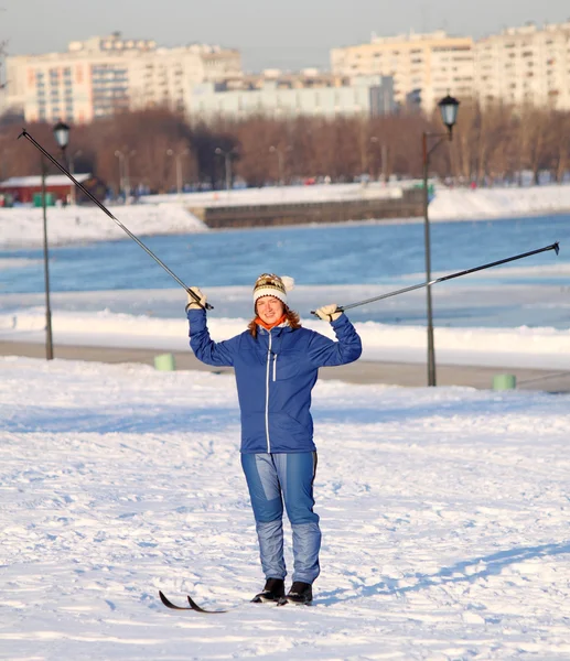 Chica de pie sobre esquís con bastones de esquí — Foto de Stock