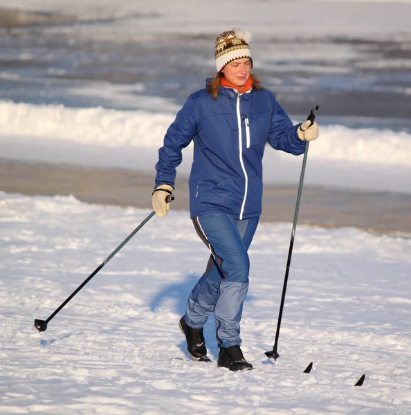 Meisje draait op ski 's — Stockfoto